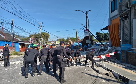Gempa M 7,7 Guncang NTT, Satbrimob Polda NTT Gerak Cepat Evakuasi Korban dan Buka Akses