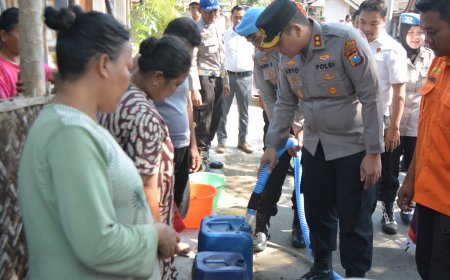 Polres Bondowoso Distribusikan Air Bersih Bantu Warga Taman Krocok Hadapi Kemarau Panjang*